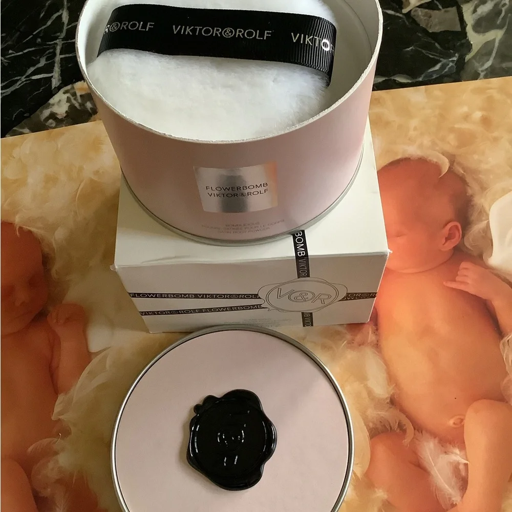 Ultra rare new viktor&rolf flowerbomb bomblicious satin body powder 100 gram